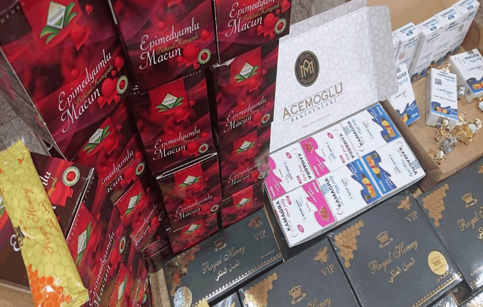 ZAPLENA KOJA JE ŠOKIRALA CARINIKE NA GRADINI: <span style='color:red;'><b>Kamagra</b></span> u kutijama baklave, a evo šta još hteo da prošvercuje  (FOTO)